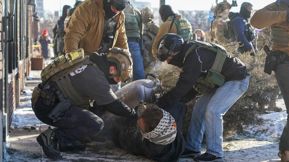 Un manifestante es arrestado en Minneapolis, Minnesota, EEUU