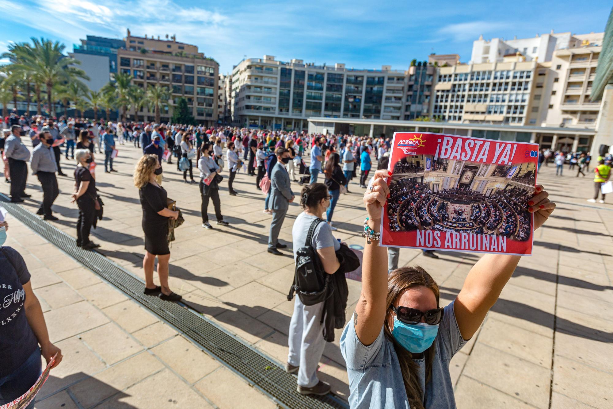 Hosteleros y comerciantes protestan en Benidorm contra las medidas del Gobierno