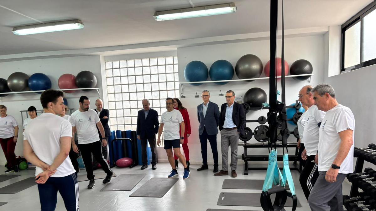 El consejero de Salud, Juan José Pedreño, asiste a una de las sesiones de este nuevo grupo.