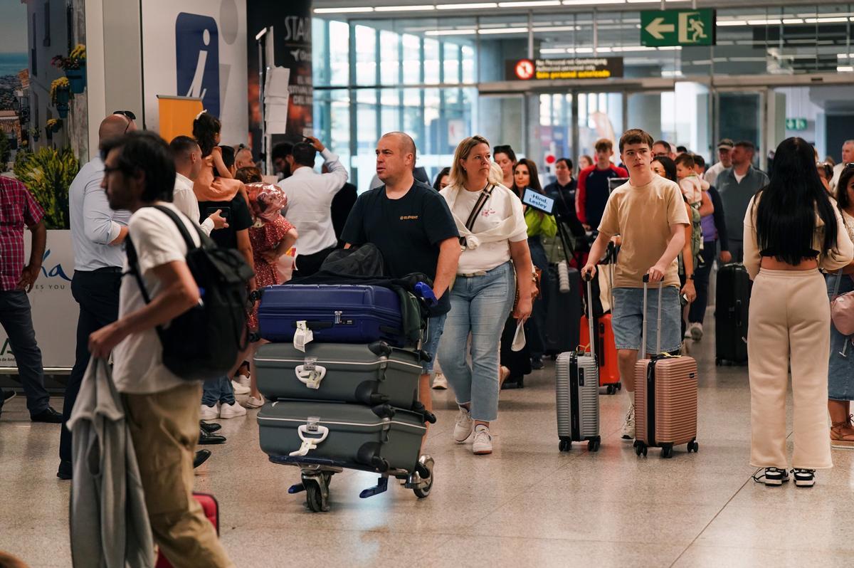 Imágenes de turistas a su llegada al aeropuerto de Málaga-Costa del Sol, a 1 de julio de 2024, en Málaga, Andalucía (España).