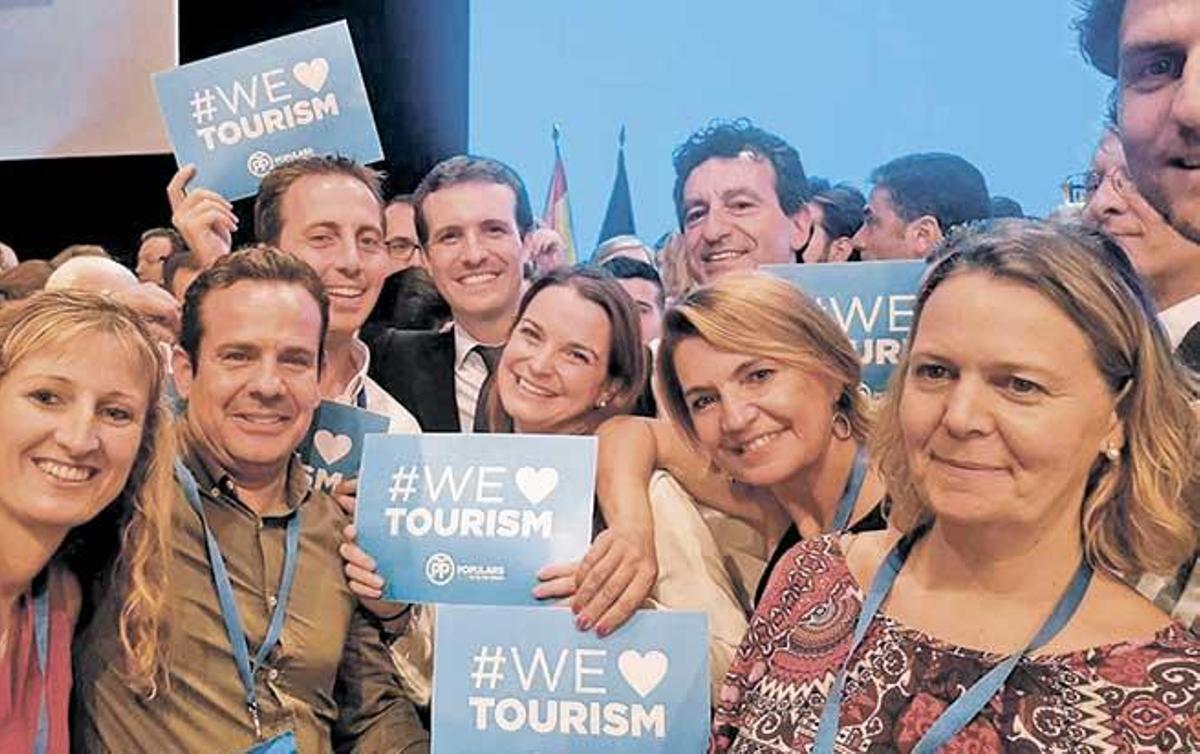 La delegación de Balears con Pablo Casado exhibiendo los carteles contra la ´turismofobia´.