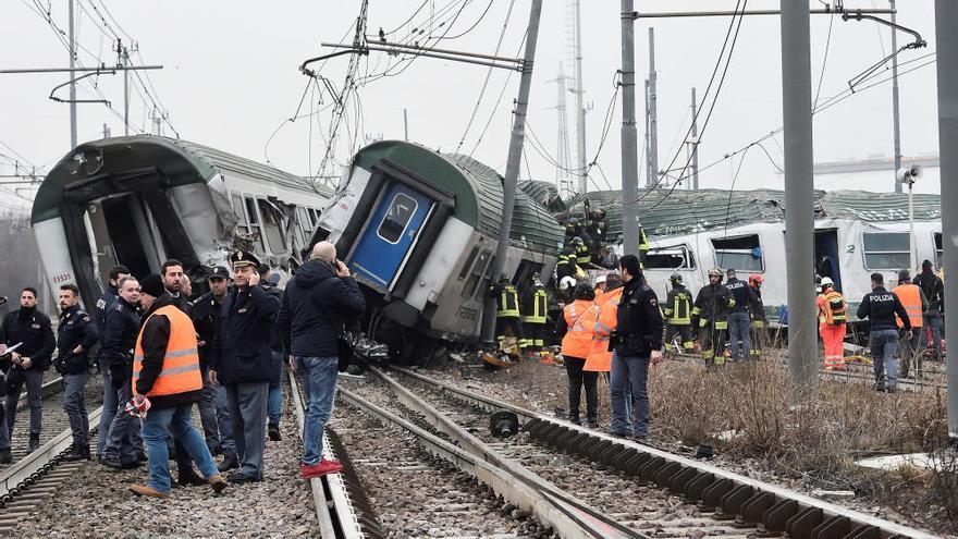 Tres muertos y 100 heridos al descarrilar un tren en Milán