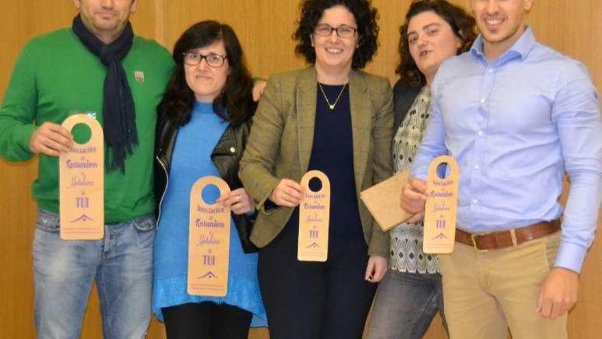 Aquilino Rodríguez, Sonia Alonso, Paula Álvarez, Marina Cruces y Manu Garrido, con sus vectores para habitaciones y collarines de botella. // J. V.