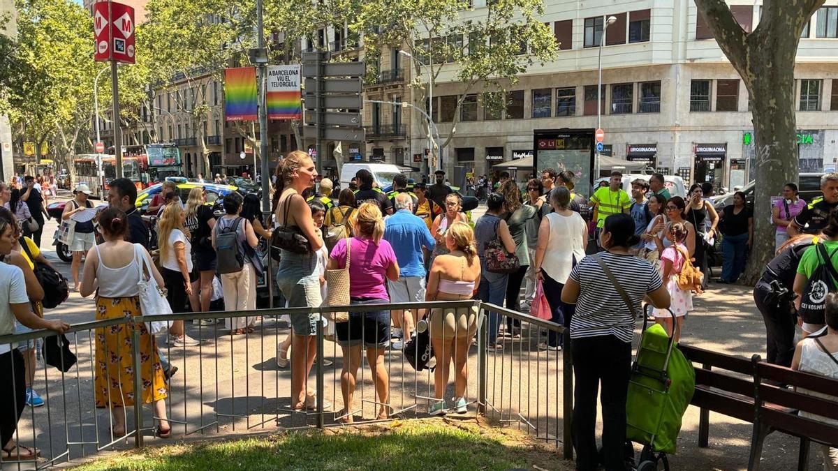 Passatgers desallotjats de l'estació d'Urquinaona