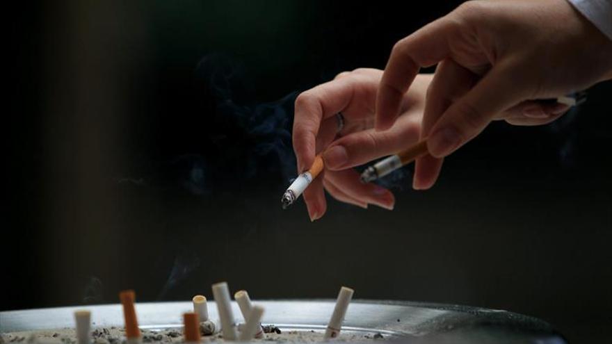 El hábito de fumar entre jóvenes es mayor en mujeres que en hombres
