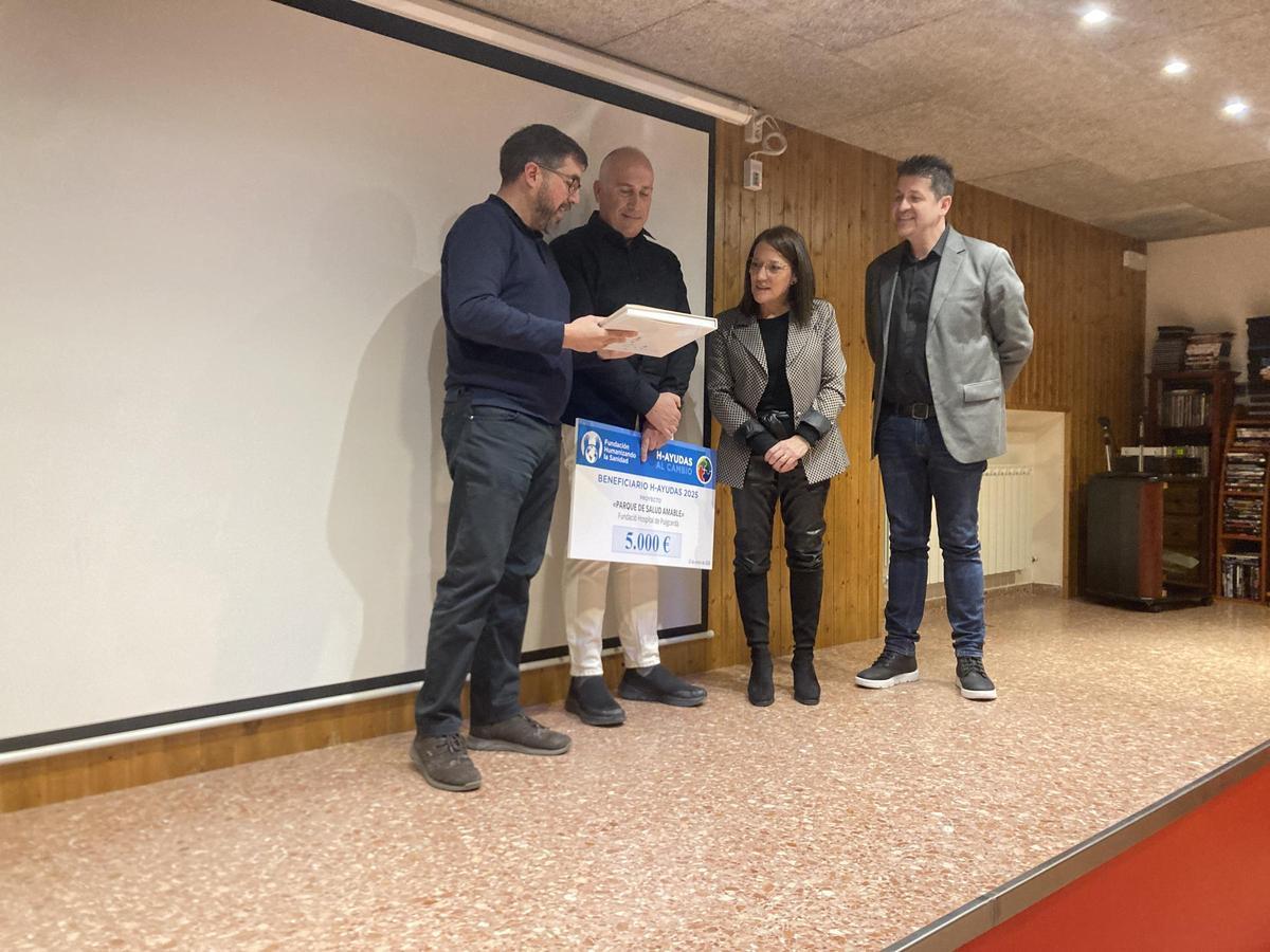 L'alcalde Joan Manel Serra amb els responsables del projecte i el guardó