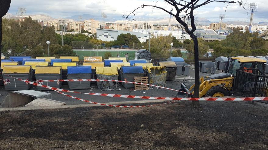 Arden cinco contenedores de madrugada en el Monte Tossal de Alicante