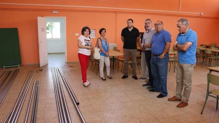 Tourís, el alcalde y responsables de Educación, en el colegio.