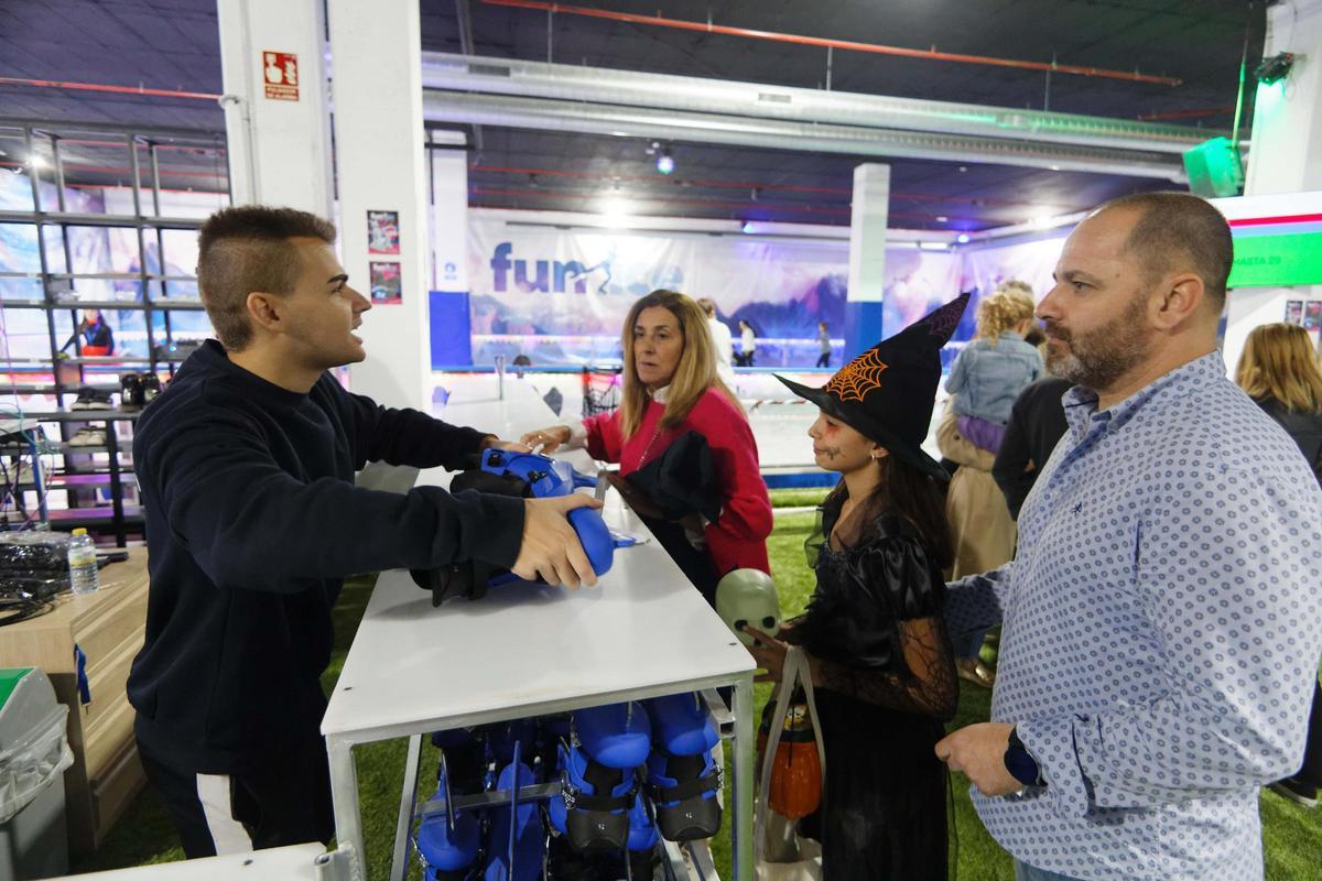 Funice se enorgullece de brindar una experiencia completa de patinaje sobre hielo que combina diversión, autenticidad y un ambiente acogedor para toda la familia.