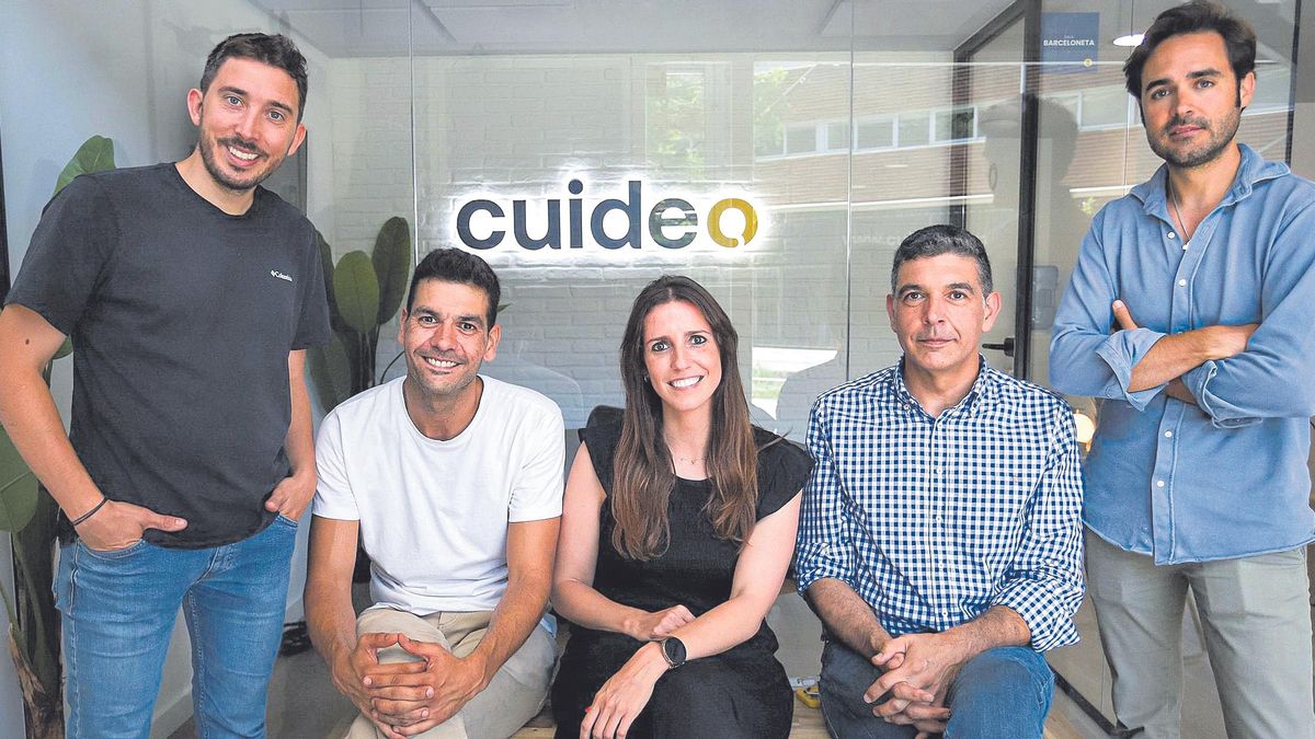 De izquierda a derecha, los cinco fundadores de la empresa barcelonesa Cuideo: Adrià Buzón, CEO de la compañía; Alejandro Valdés, responsable de IT; Marta Cuesta, directora de recursos humanos; Roberto Valdés, consejero delegado, Guillermo Molina, y director de expansión.
