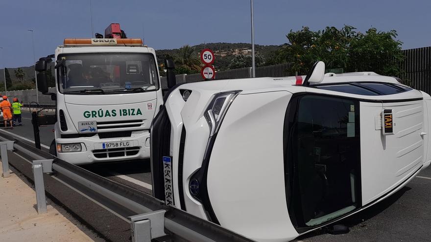 Un taxi recorre treinta metros sobre un guardarraíl y vuelca en una carretera de Ibiza