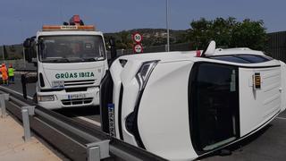 Un taxi recorre treinta metros sobre un guardarraíl y vuelca en una carretera de Ibiza