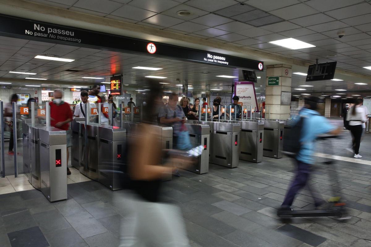 Personas usuarias de Rodalies entran en la estación de Plaça Catalunya