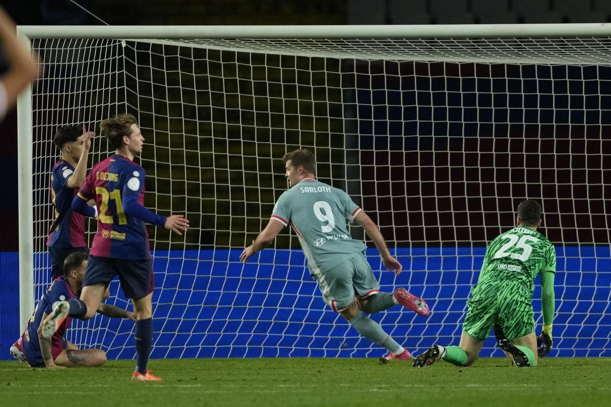BARCELONA, 25/02/2025.- El delantero del Atlético Alexander Sörloth (2-d) celebra tras marcar el cuarto gol, durante el partido de ida de las semifinales de la Copa del Rey que FC Barcelona y Atlético de Madrid han disputado este martes en el estadio Olímpico Lluis Companys. EFE/Alejandro García