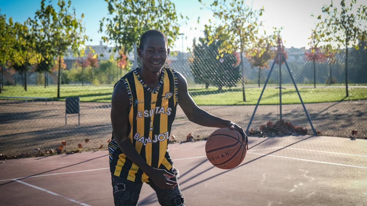 Mamadou en la cancha de baloncesto del parque del Guadiana en Badajoz.
