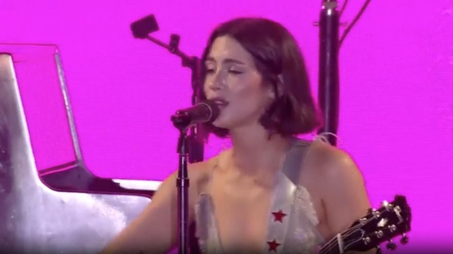 Gracie Abrams confirma el seu idil·li amb el públic més jove a la jornada inaugural del Cruïlla