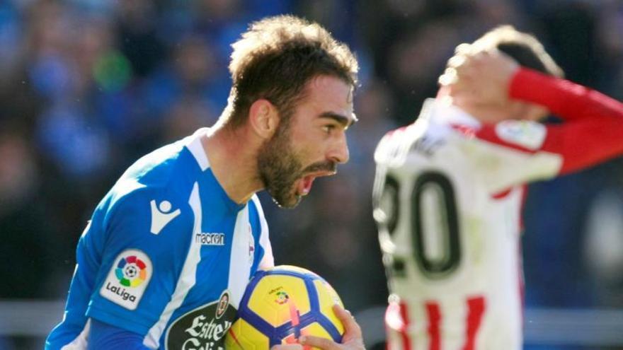 Adrián celebra el gol y Aduriz se lamenta.