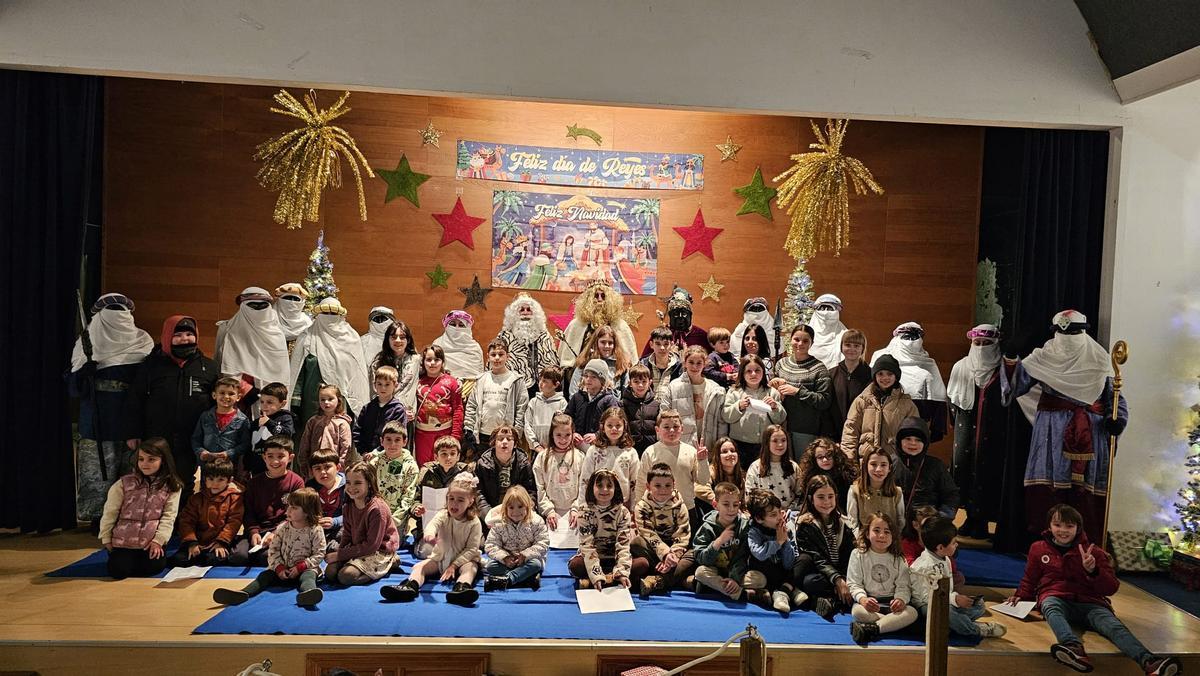 Los Reyes Magos, con los niños de Lieres