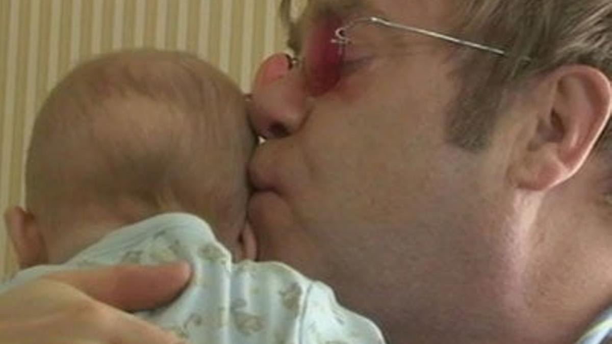 Elton John 'importa' la leche de su hijo