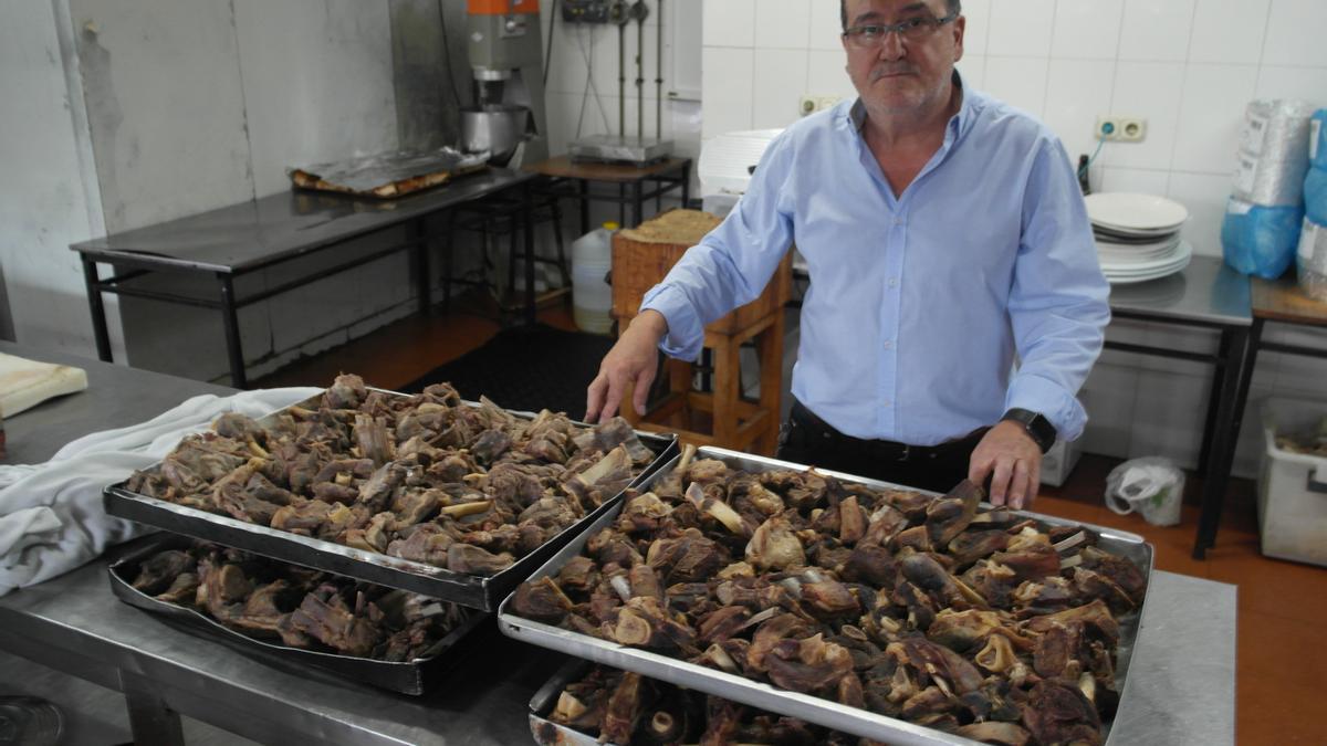 Eduardo Paz Santasmarinas nos recibe en la cocina del Restaurante Paz Nogueira