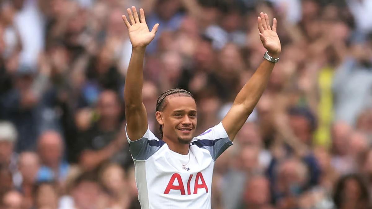 Simons en su presentación con el Tottenham