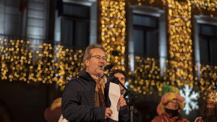 El alcalde Francisco Guarido lee su carta a los Reyes Magos tras la cabalgata.