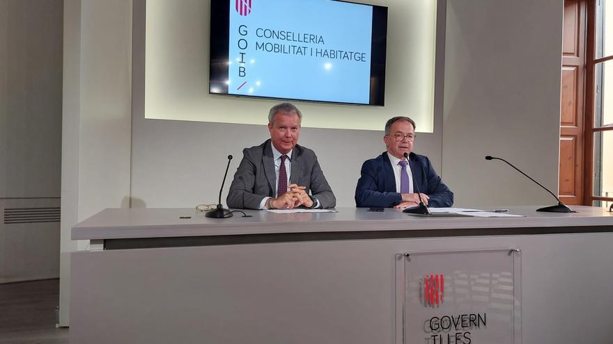 El conseller de Movilidad y Vivienda del Govern balear, Josep Marí, y el consejero de Obras Públicas, Transportes y Vivienda del Gobierno de Canarias, Sebastián Franquis, en rueda de prensa.