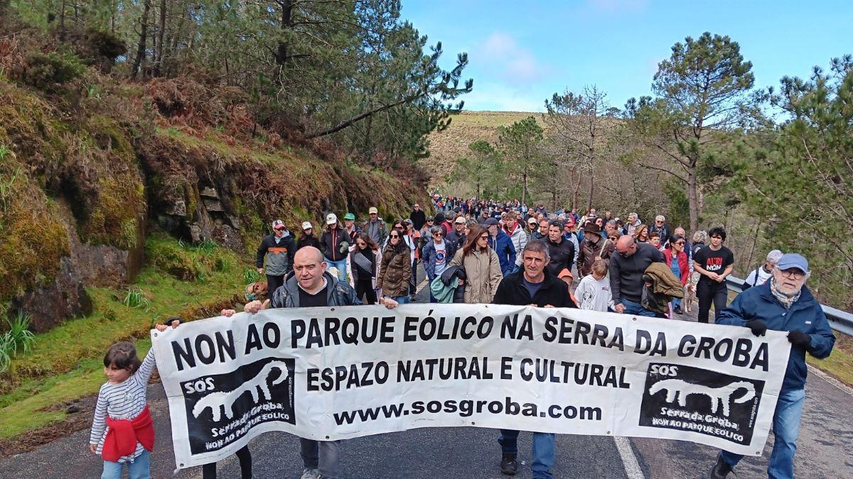 Multitudinaria manifestación en la Serra da Groba contra los nuevos proyectos eólicos