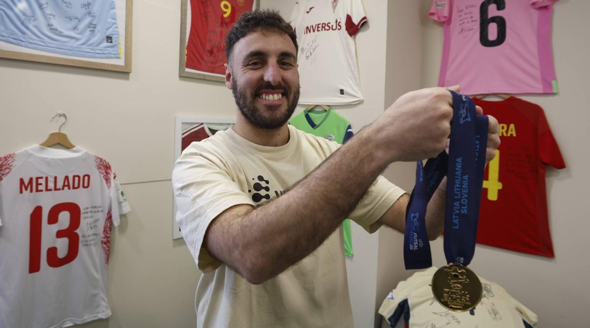 Sergio  Escotet, ayer, con la medalla del Europeo. | LUISMA MURIAS