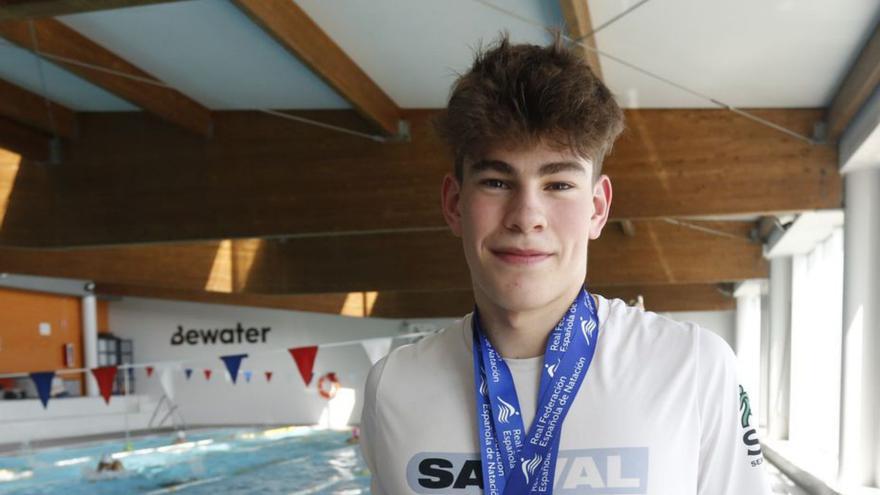 Mateo García, en la piscina de Arteixo. |  // IAGO LÓPEZ