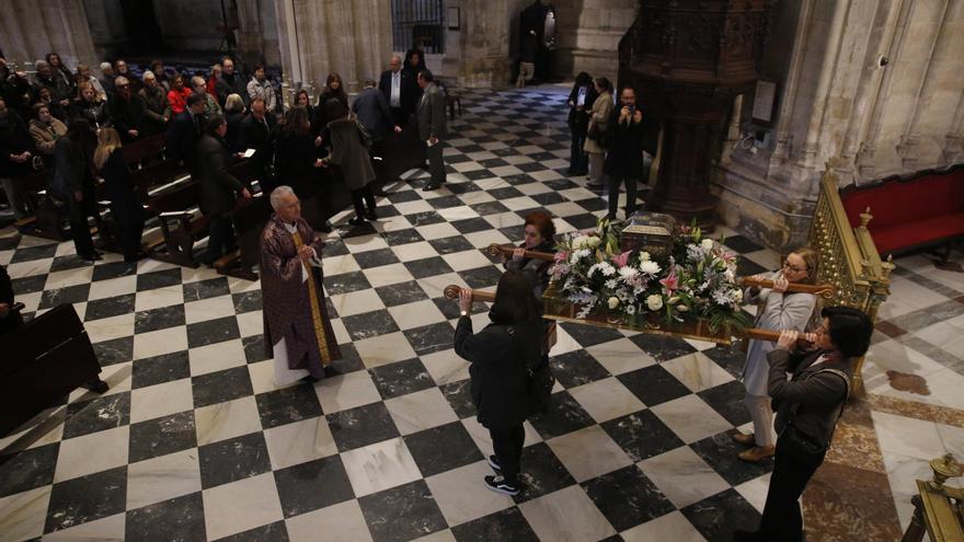 Oviedo honra a su auténtica patrona y el deán felicita al Alcalde por mantener el espíritu religioso de la Navidad