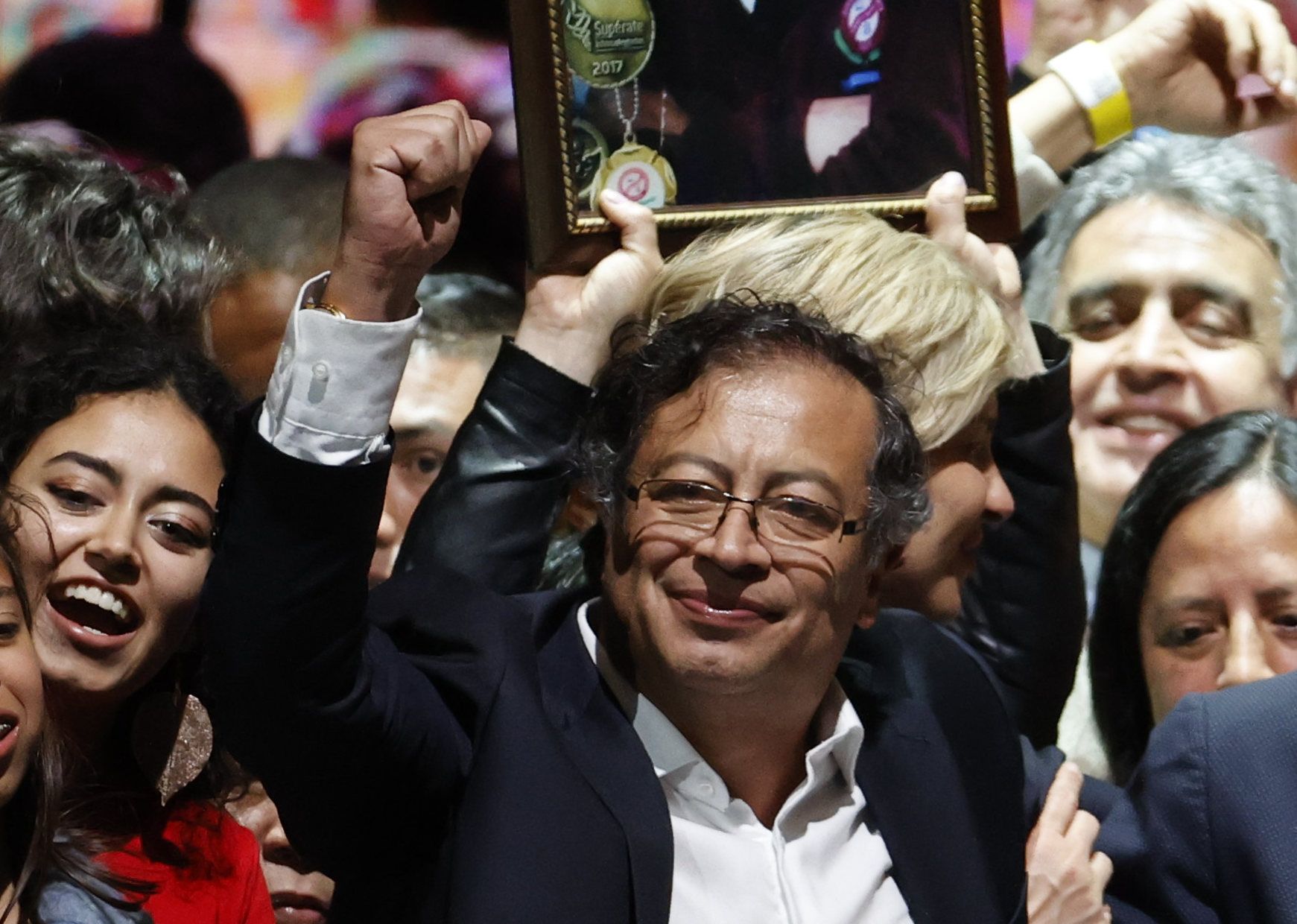 Petro y Márquez celebran haber conseguido la Presidencia y la Vicepresidencia en Colombia.