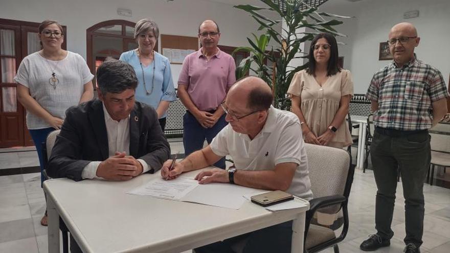 Rafael Llamas y Salvador Cubero firman el acta de recepción de la obra.