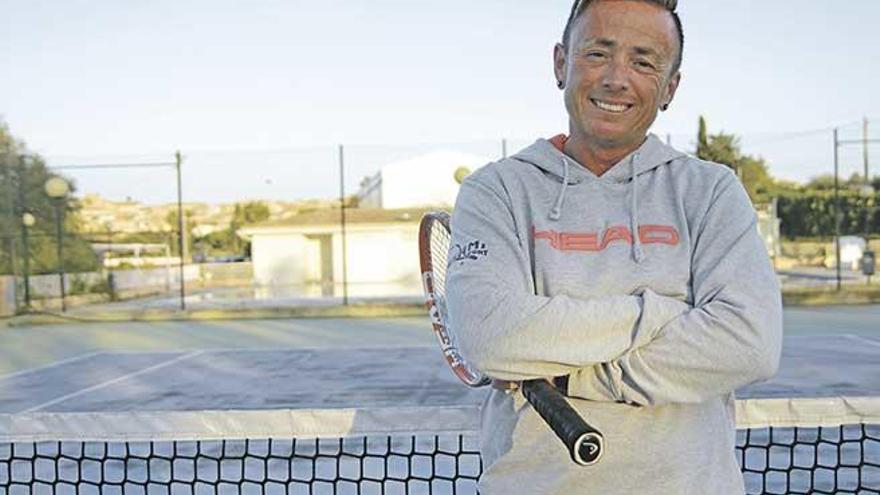 Rayan Mellor, posando en las pistas de tenis municipales de Sineu.