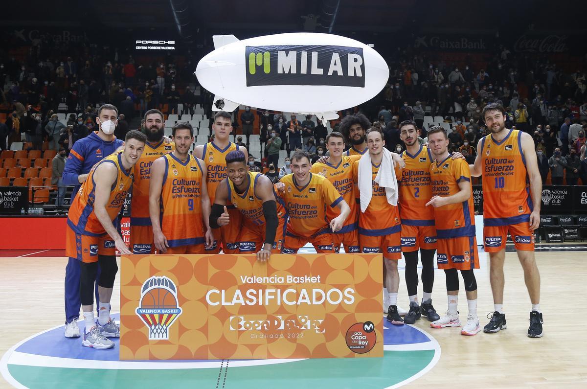 El equipo posa con el 'billete' para la Copa tras la victoria ante el Gran Canaria