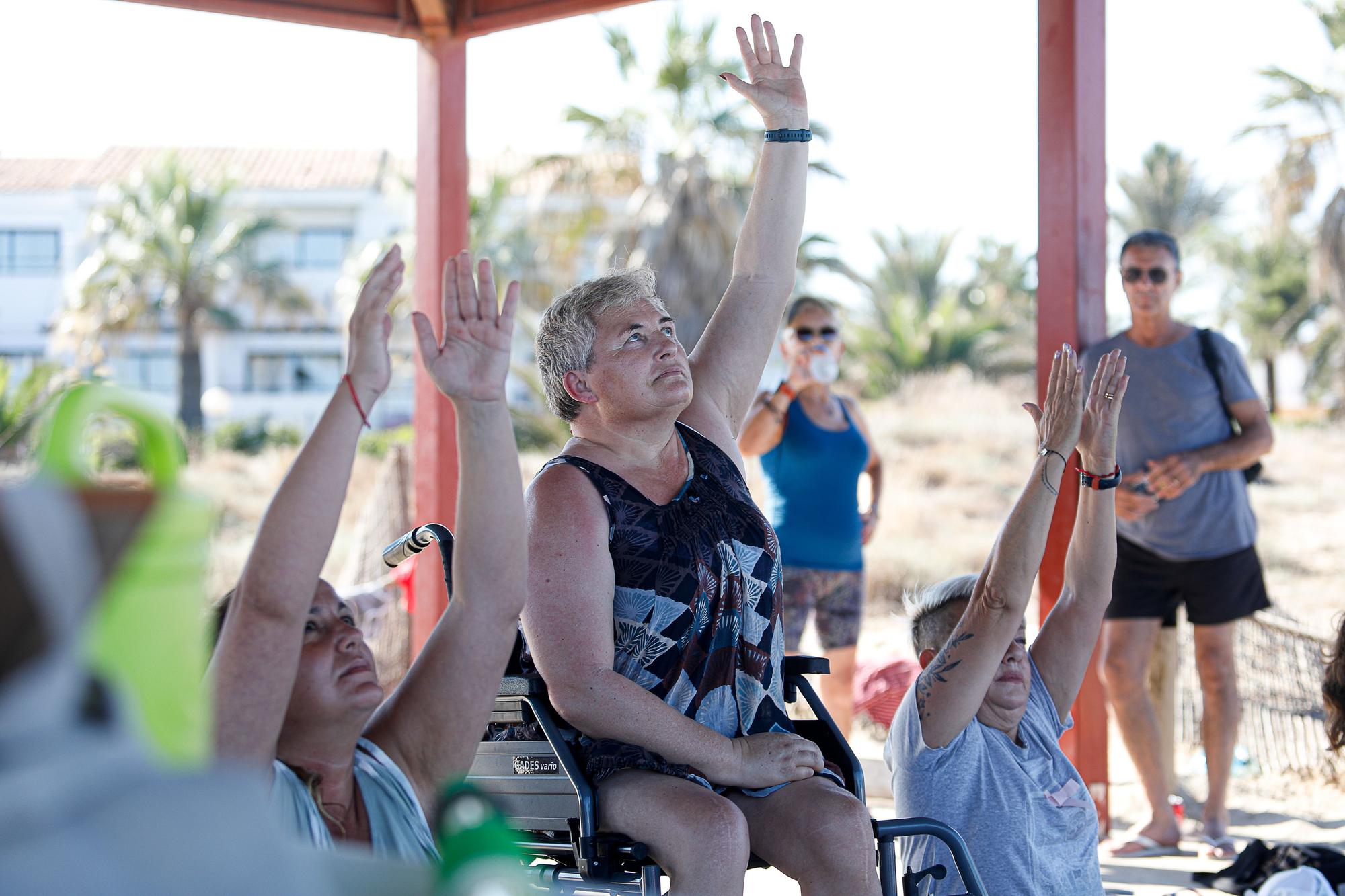 Las imágenes de la jornada de yoga en Ibiza contra la esclerósisl