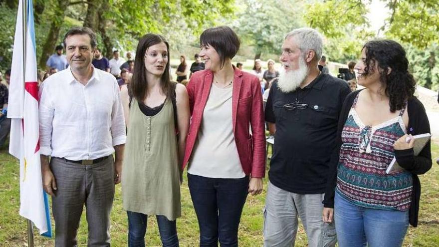 Pontón y Xosé Luis Rivas (centro) y los cabeza de lista del BNG, ayer, en la presentación del programa.