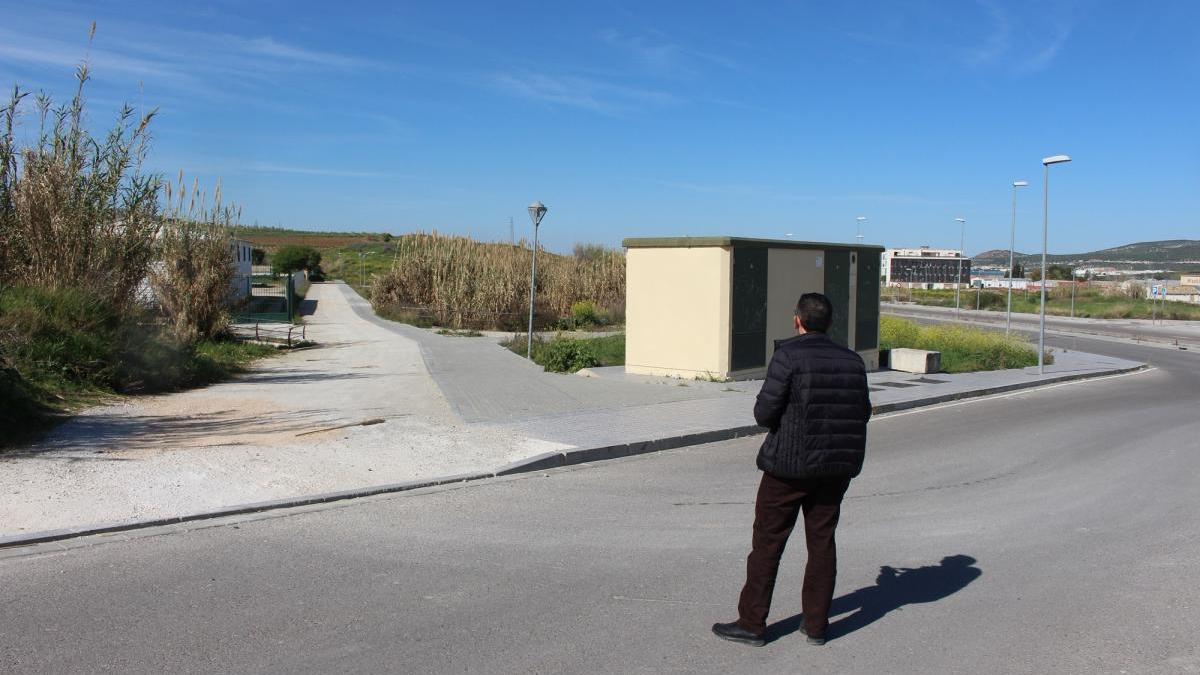 Vecinos de las Huertas Viejas piden asfaltar el acceso a su calle