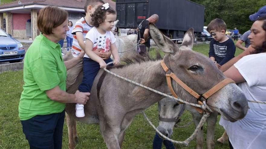 Varios niños montan en burro en Lantero.