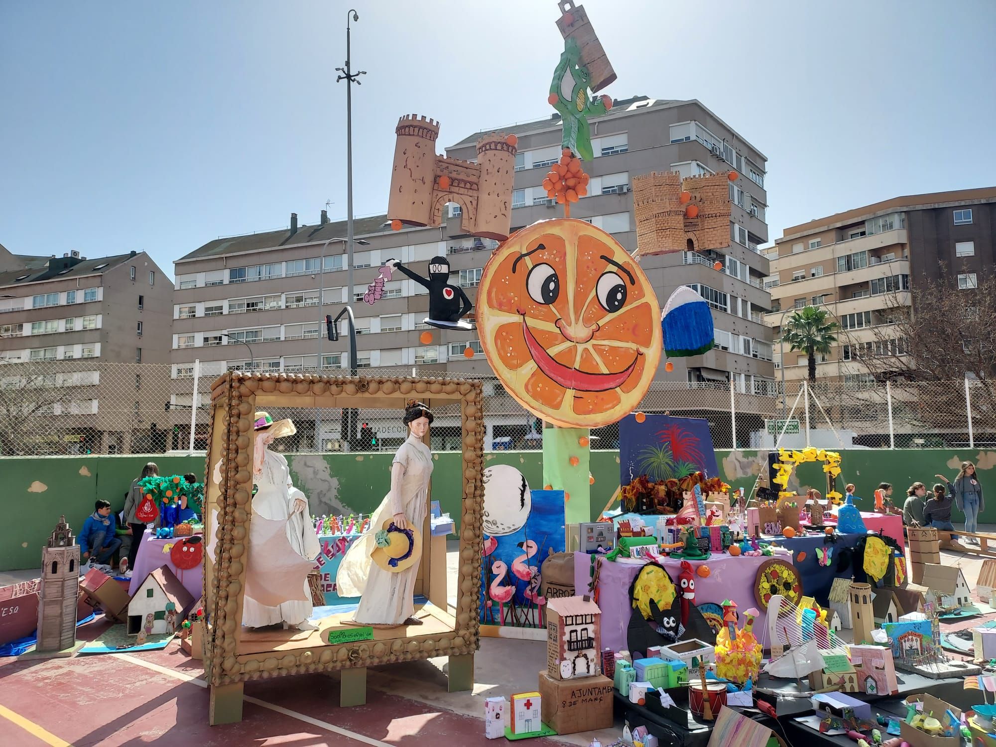 Falla sobre la ciutat de València en el CEIP 8 de Març de València. És el seu tema del curs.