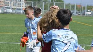 Los compañeros de la menor del Villalonga la consuelan tras el partido.