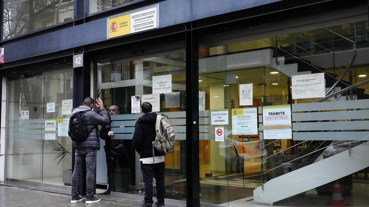 Imagen de personas ante las oficinas de extranjería de Barcelona