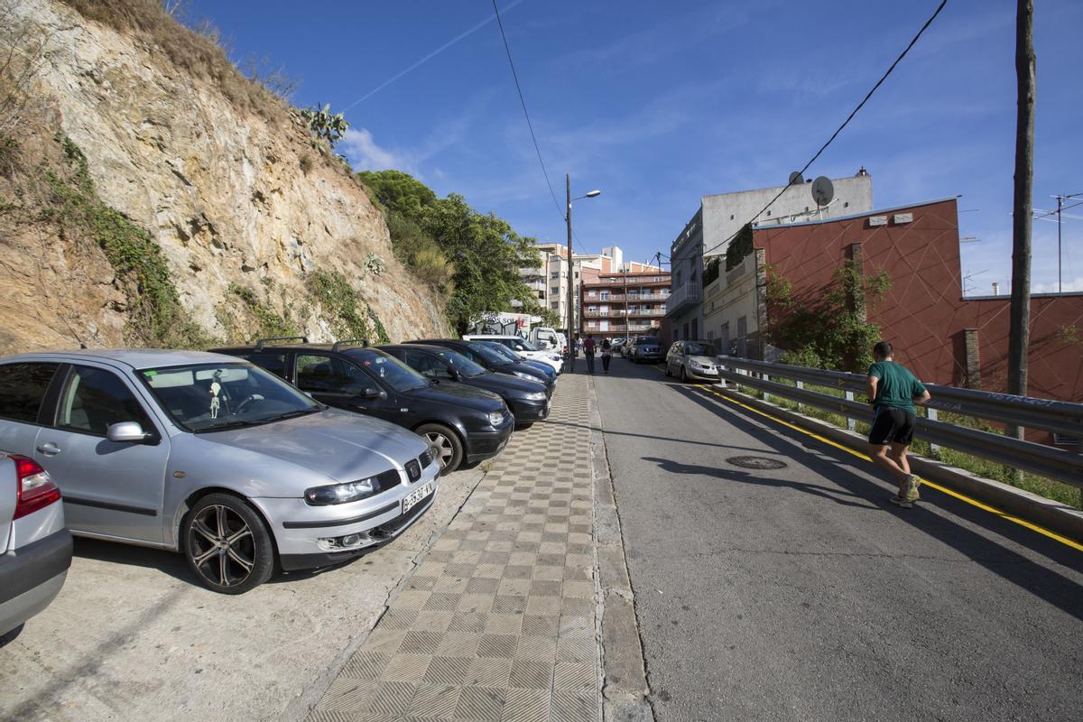 Coches aparcados en una calle de Barcelona.