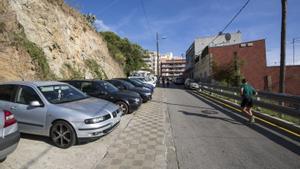 BARCELONA 24/09/2015 DISTRITOS CALLE MUHBERG Fotos desde el nÃmero 1 donde estÃ el bar DELICIAS y que se pueda ver la pendiente, gente subiendo como puede la compra, muchos coches aparcados en las acera FOTO JOSEP GARCIA