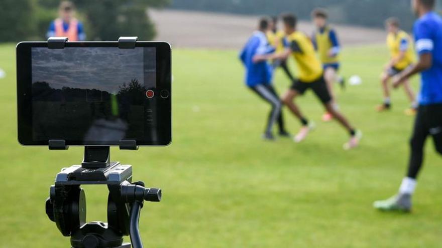 Una tablet realiza una grabación de un entrenamiento de la UD Casetas.