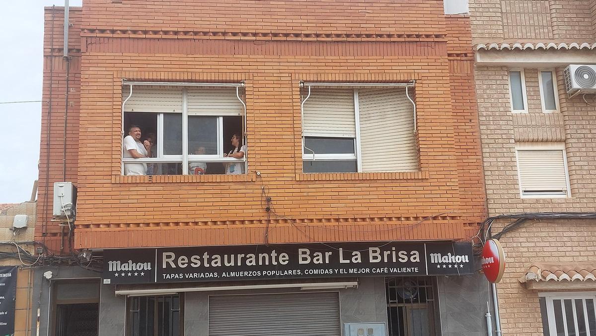 Miembros de la familia en su vivienda.