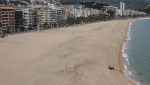 La playa grande de Lloret de Mar, practicamente vacia.