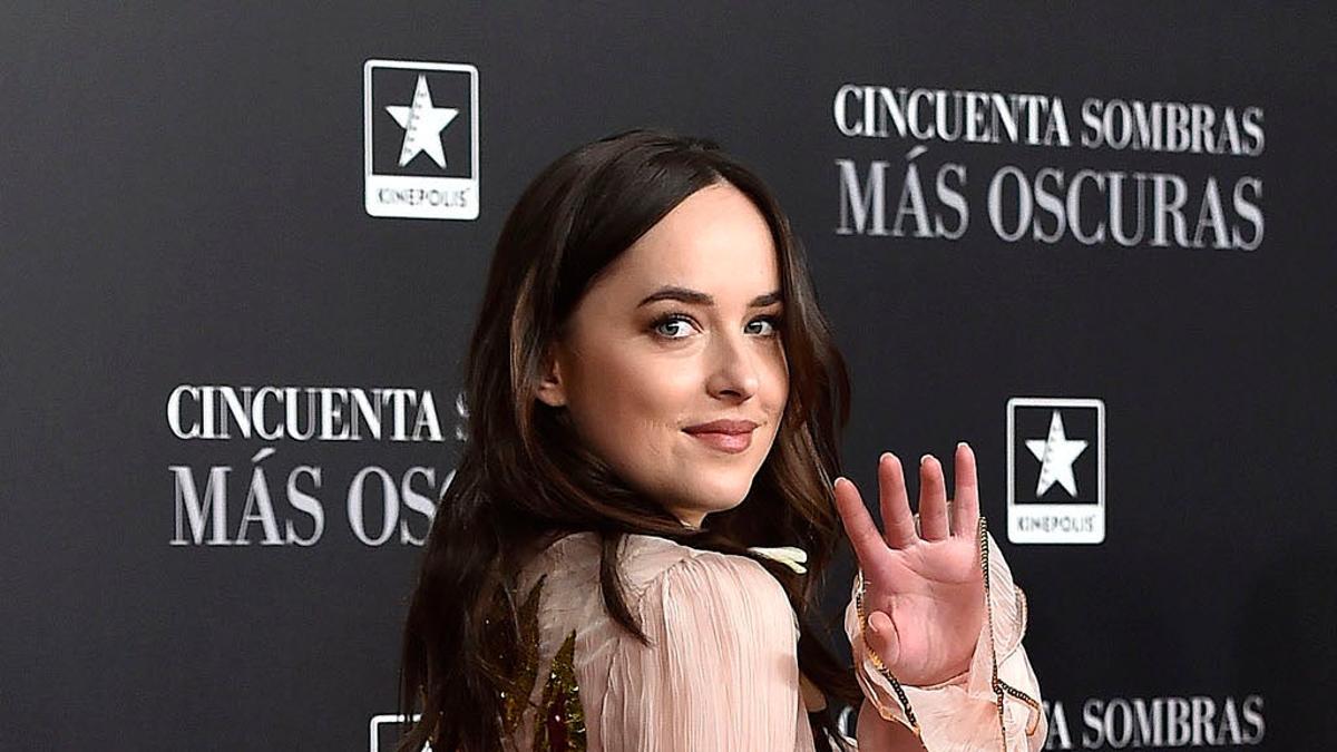 Dakota Johnson saluda a sus fans en el estreno de 'Cincuenta Sombras más Oscuras'