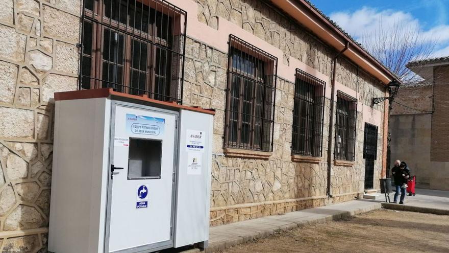 Nueva planta potabilizadora portátil instalada en la calle Santo Domingo, junto a la Escuela de Música. | M. J. C.