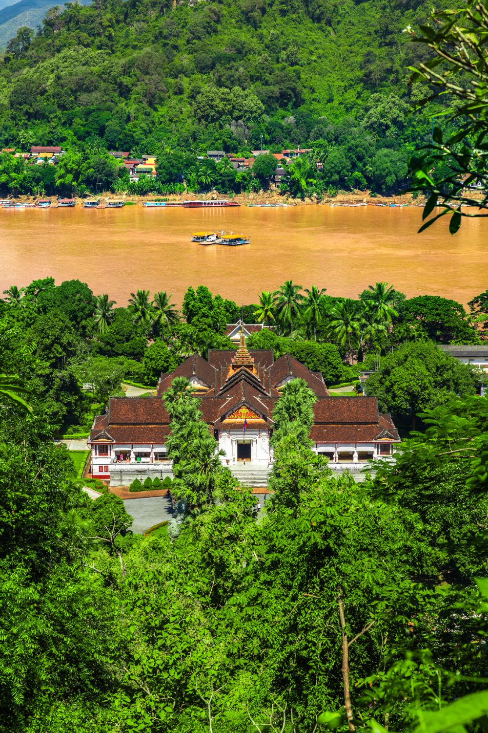 Templpo Haw Pha Bang en el recinto del Museo del Palacio Real en Luang Prabang.